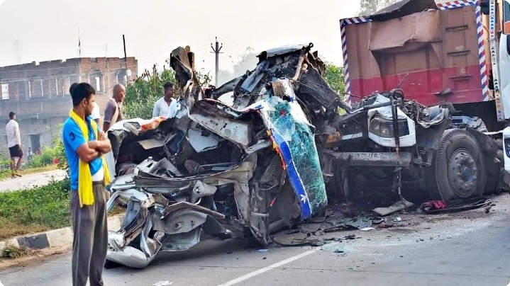 बक्सर-पटना NH-922 पर भीषण सड़क हादसा, दो ट्रेलरों की टक्कर में चालक और खलासी की मौत, जेसीबी से निकाले गए शव