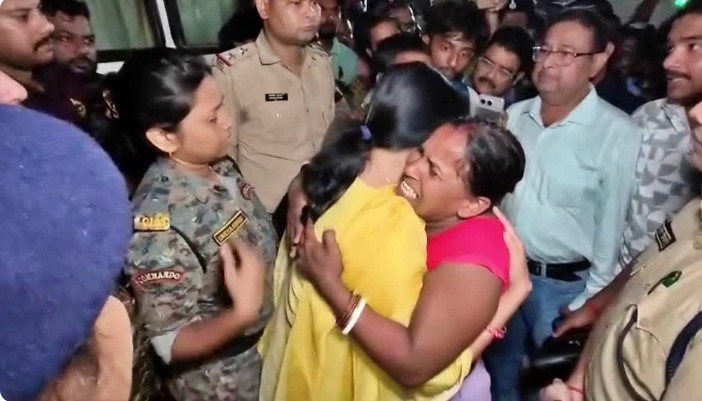 वैशाली नाव हादसे में 13 बच्चों की मौत, डीएम से लिपटकर रोई मां, बोली- मेरा पूरा परिवार उजड़ गया