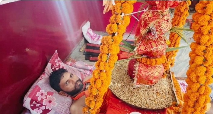 गयाजी में अनोखी भक्ति: सीने पर नौ कलश धारण कर शंकर कुमार कर रहे साधना, विश्व शांति की कामना