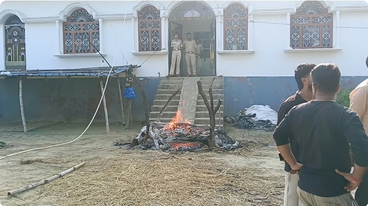 गोपालगंज में 12 वर्षीय छात्रा की मौत से आक्रोश, कथित आरोपी के घर के बाहर किया अंतिम संस्कार