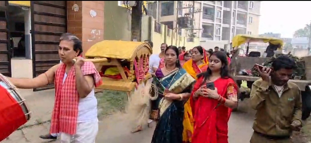 धनबाद के हीरापुर हरि मंदिर और बंगाली कल्याण समिति के पूजा स्थलों में महासप्तमी पर नवपत्रिका स्नान, उमड़ी श्रद्धालुओं की भीड़
