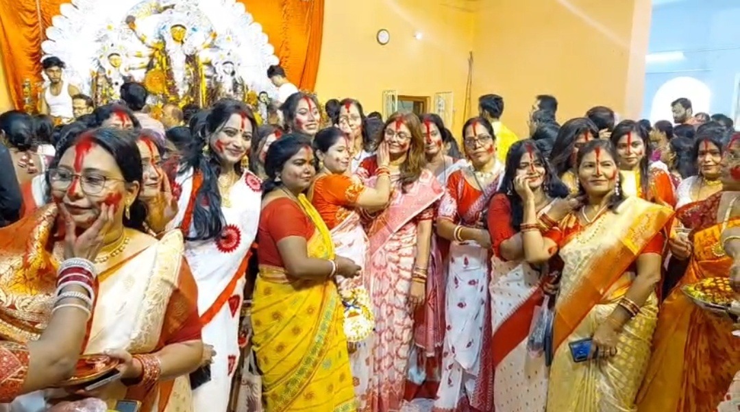 हीरापुर हरिमंदिर में मां दुर्गा की विदाई पर उमड़ा आस्था का सैलाब, महिलाओं ने खेला सिंदूर; नम आंखों से दी विदाई