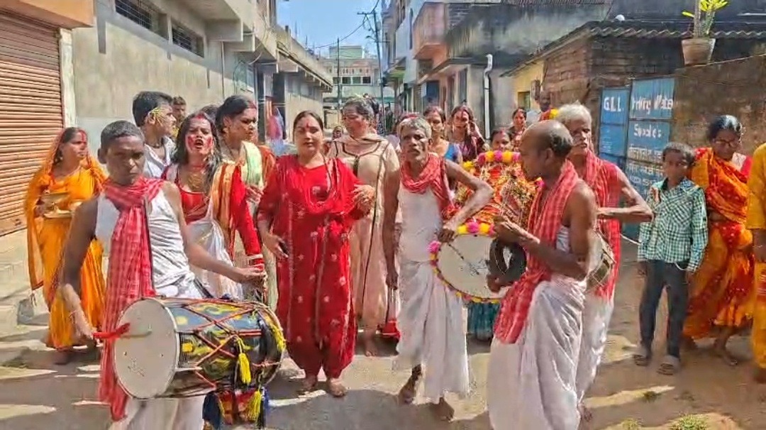 ढोल-नगाड़ों के साथ किन्नर समाज ने दी मां दुर्गा को विदाई, सुनैना किन्नर ने कोयलांचल की सुख-समृद्धि की कामना की