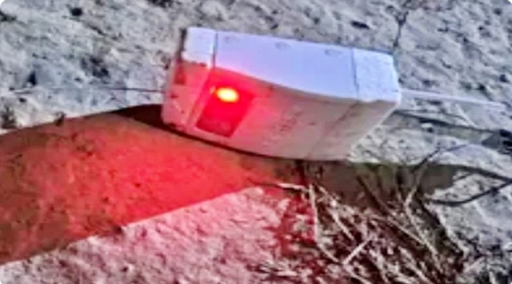 समस्तीपुर में आसमान से गिरा ‘मेड इन कोरिया’ लिखा चमकता उपकरण, मची अफरा-तफरी; पुलिस ने किया जब्त