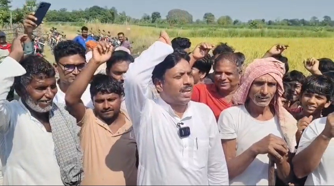 देवधा मध्य में सड़क की बदहाली पर भड़के ग्रामीण, सरकार के खिलाफ की नारेबाजी