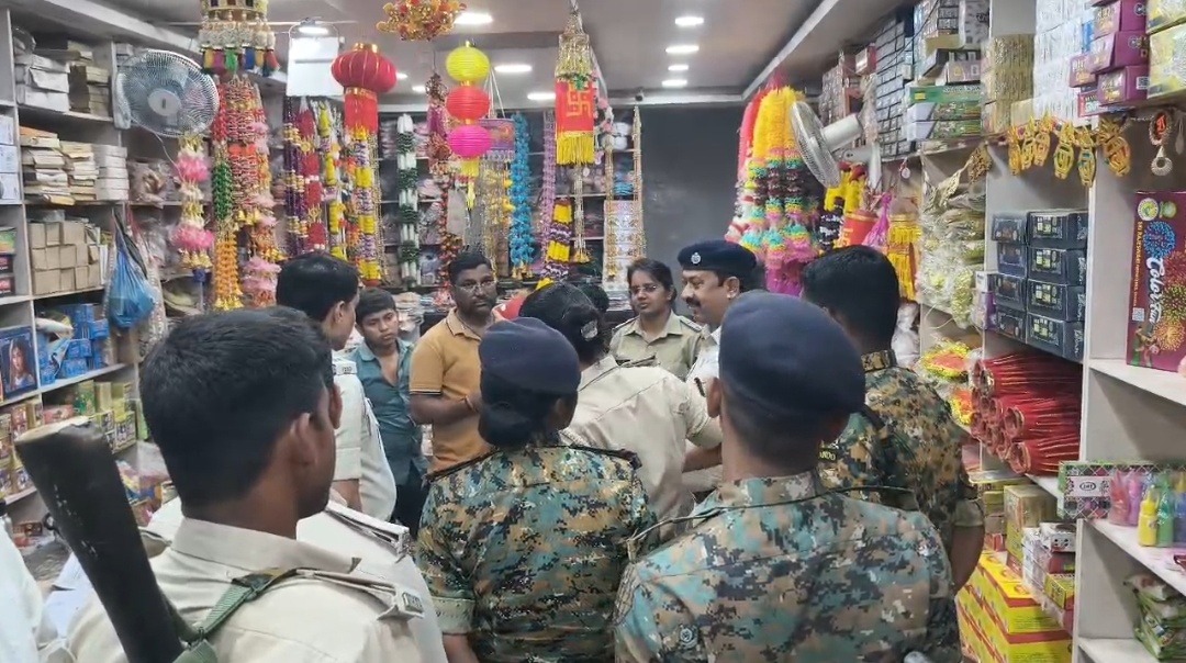 सहरसा में अवैध पटाखों के खिलाफ प्रशासन की छापेमारी, शंकर चौक की दुकान और गोदाम से भारी मात्रा में पटाखे बरामद होने की सूचना