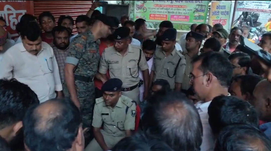 कोचस में दिनदहाड़े 3 करोड़ की लूट की आशंका, हथियारबंद अपराधियों ने आभूषण दुकान को बनाया निशाना
