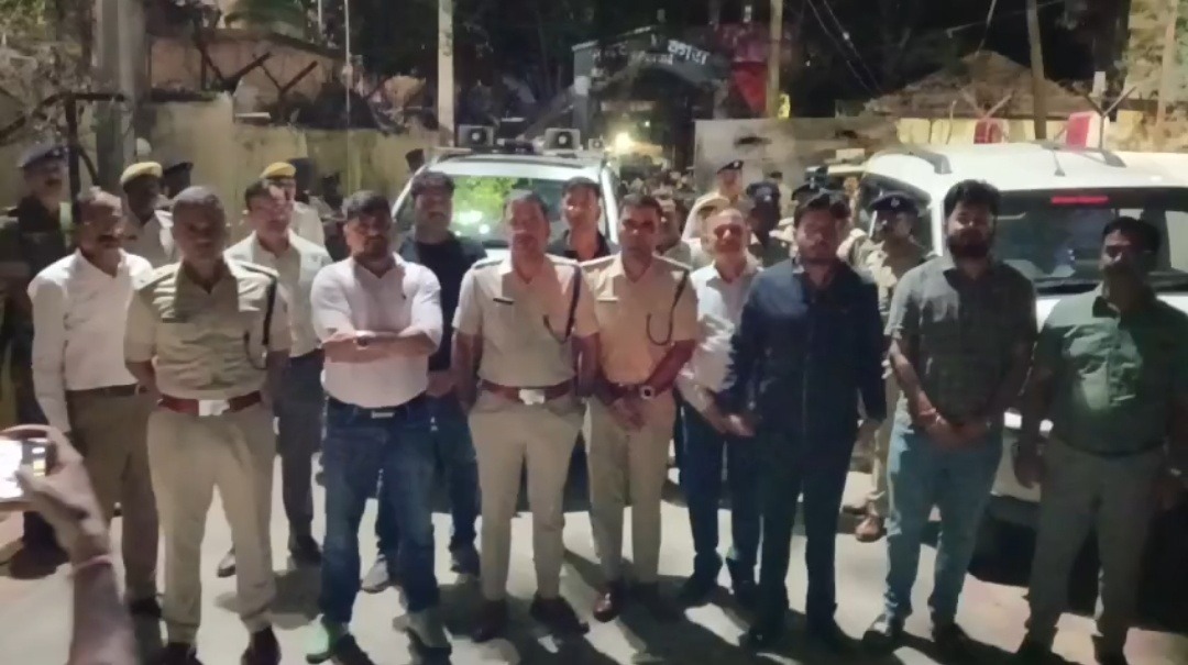 धनबाद मंडल कारा में देर रात छापेमारी, पुरुष वार्ड से खैनी, चूना और पेन बरामद