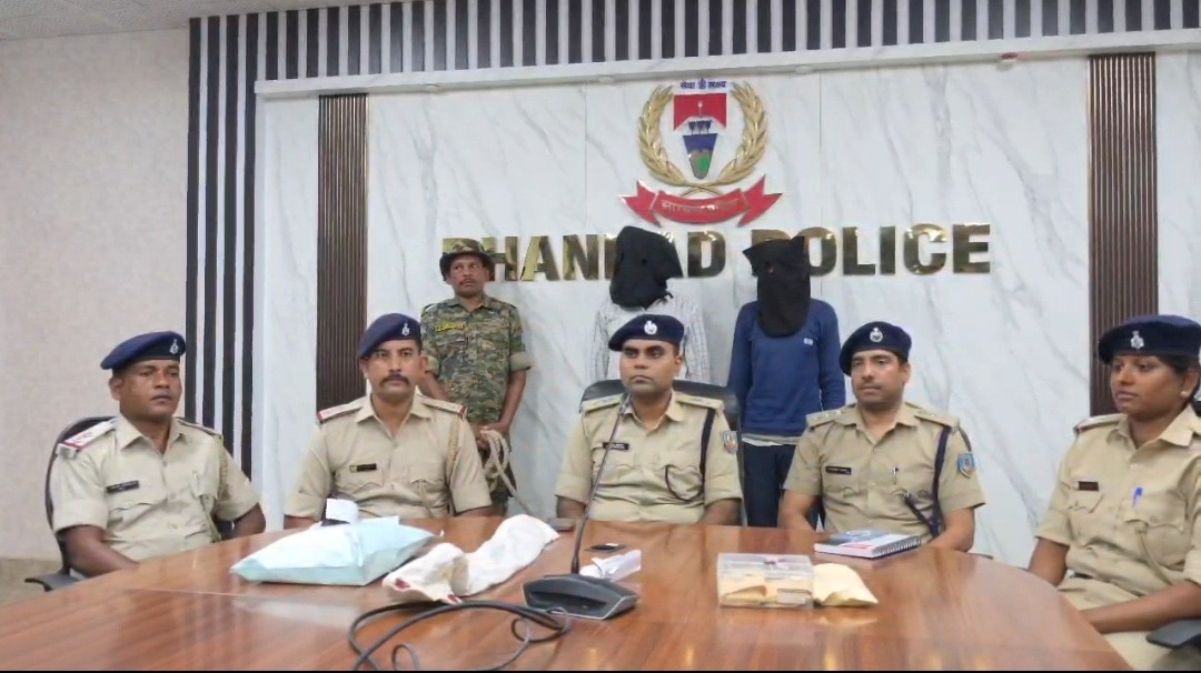 धनबाद में तलवार से युवक की हत्या, दो आरोपी गिरफ्तार; वारदात में इस्तेमाल हथियार बरामद