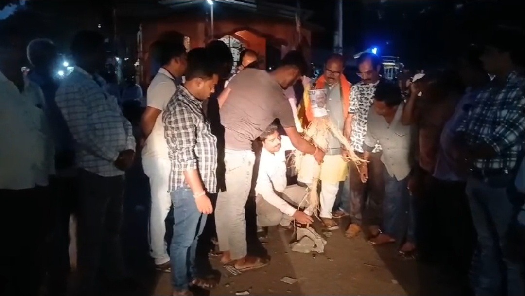 जामताड़ा: पीएम मोदी पर टिप्पणी के विरोध में भाजपा का आक्रोश, नाला के बजरंगबली चौक पर खड़गे का पुतला दहन
