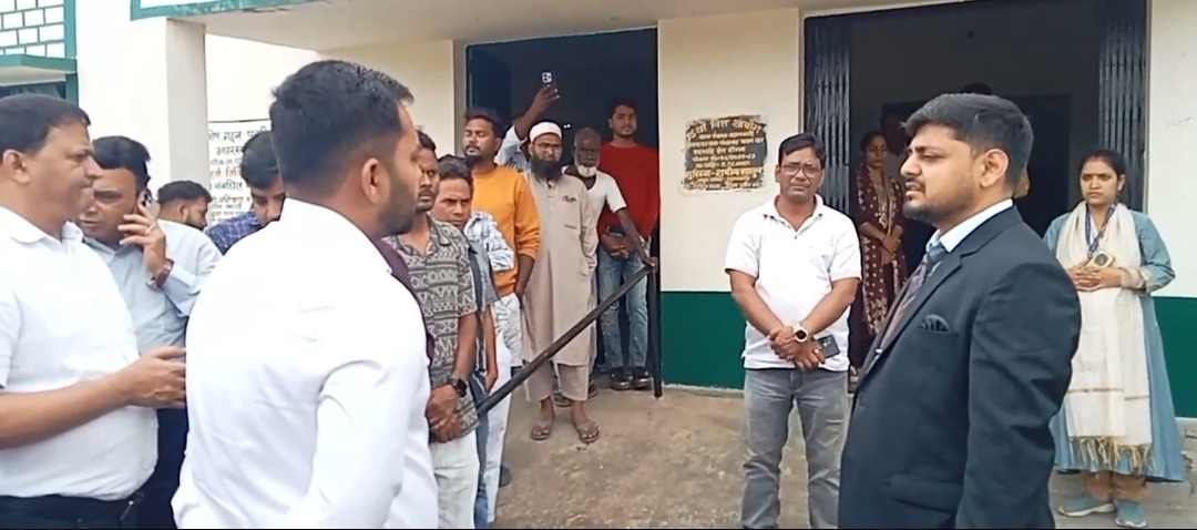 गोविंदपुर में डीसी आदित्य रंजन का औचक निरीक्षण, पंचायत भवन की व्यवस्था से हुए खुश; विकास कार्यों में मिली कमियां दूर करने का निर्देश