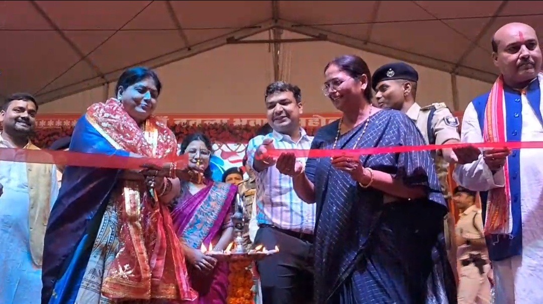 मां तुतला भवानी महोत्सव में भोजपुरी कलाकारों का जलवा, आर्यन बाबू और कल्पना पटवारी की प्रस्तुति पर झूमे दर्शक; पर्यटन विकास को लेकर डीएम ने जताई उम्मीद