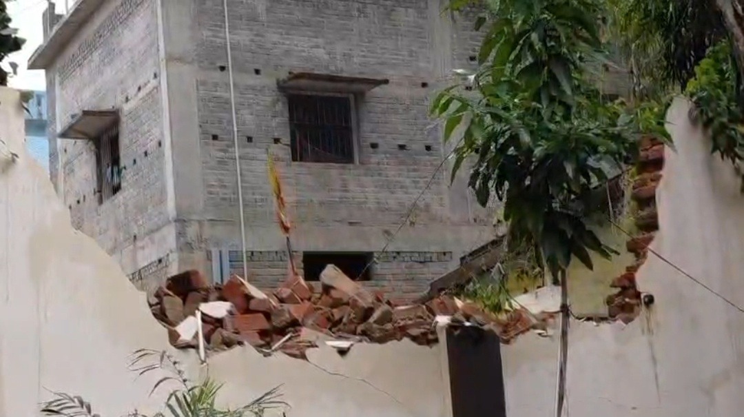 धनबाद में कुबेर होटल की बाउंड्री वॉल तोड़ने पर बवाल, बार एसोसिएशन ने उठाए प्रशासन की कार्रवाई पर सवाल