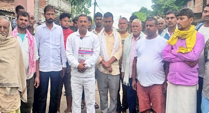 कैंसर पीड़ित GRP जवान की उत्पाद पुलिस ने की बेरहमी से पिटाई, ग्रामीणों का फूटा गुस्सा; दरोगा की गिरफ्तारी की मांग