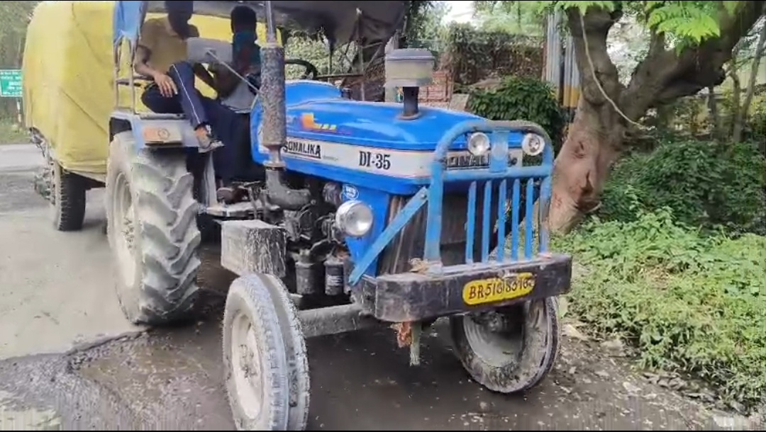 भागलपुर में ओवरलोड सीमेंट लदे ट्रैक्टर की टक्कर से महिला शिक्षिका की मौत, बांका के सेंट जोसेफ स्कूल से लौटते समय हुआ हादसा