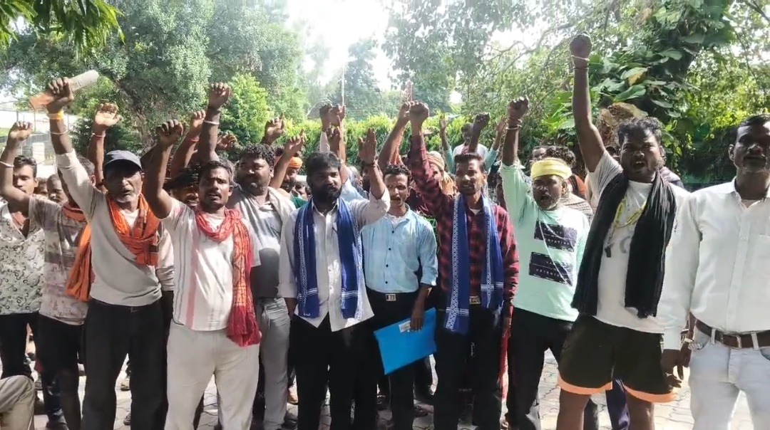 भागलपुर नगर निगम में वेतन और बकाया भुगतान को लेकर सफाई कर्मचारियों का हंगामा, त्योहारों के बीच अनिश्चितकालीन हड़ताल की चेतावनी