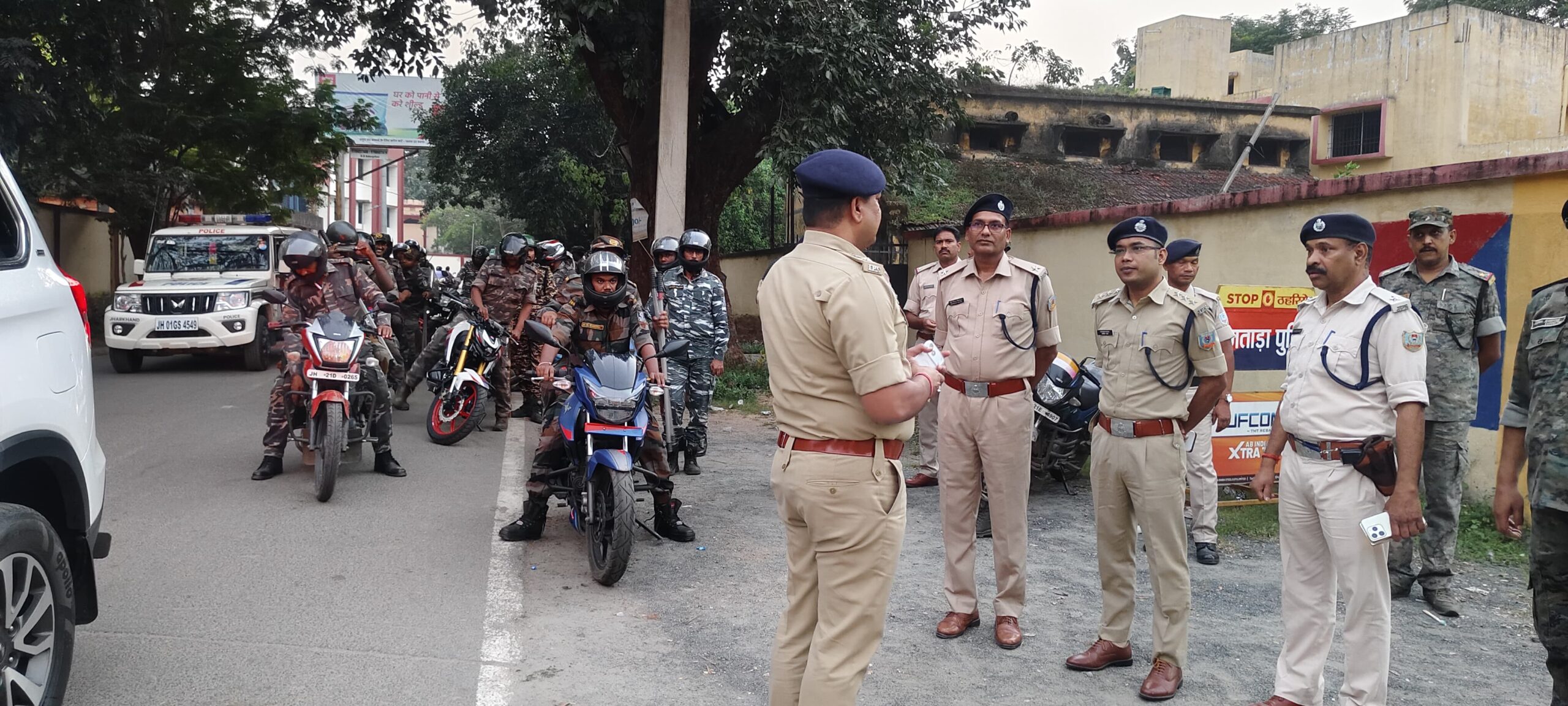 दुर्गा पूजा को लेकर जामताड़ा पुलिस अलर्ट, जिले भर में निकाला फ्लैग मार्च